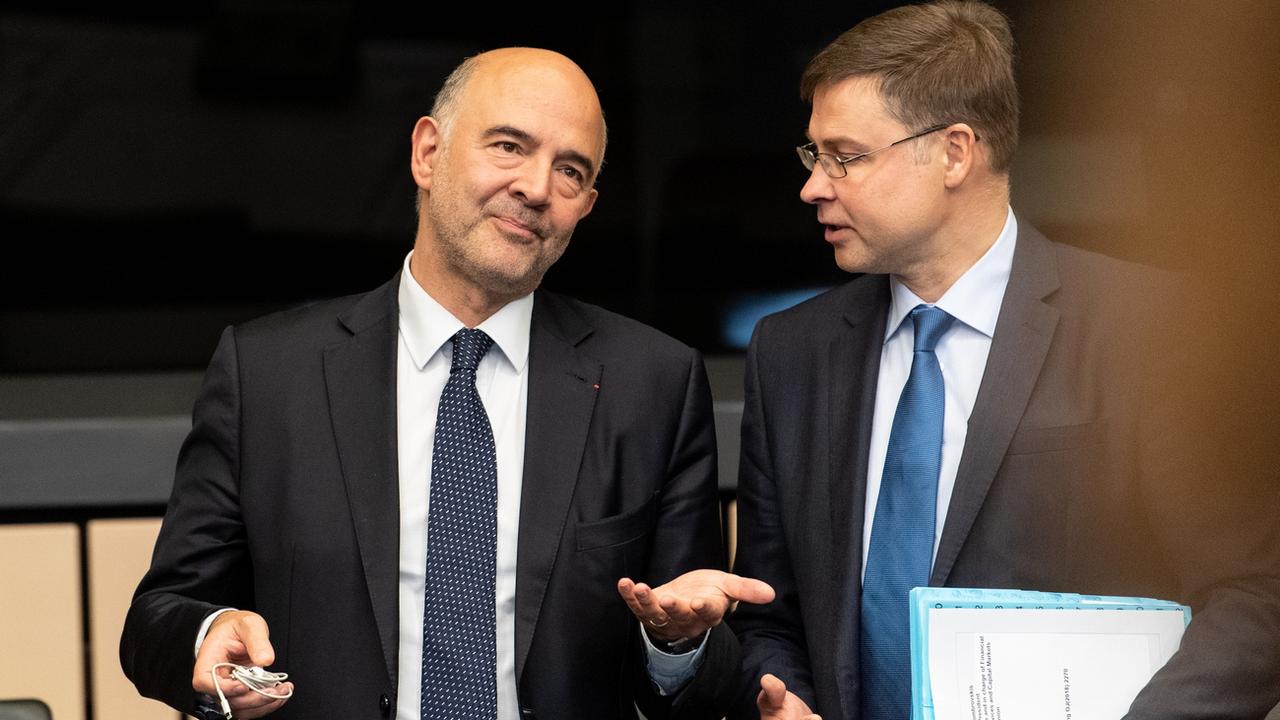Les commissaires européens Pierre Moscovici et Valdis Dombrovskis (de g. à d.) avant la réunion de la Commission, où a été discuté le controversé budget italien pour 2019. [EPA - Patrick Seeger]