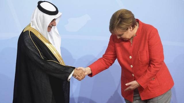 Angela Merkel s'inclinant devant le roi Salmane au sommet du G20 à Hambourg en juillet 2017. [EPA/Keystone - Clemens Bilan]