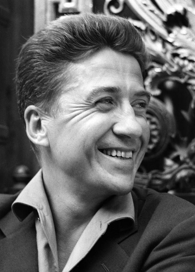 Le réalisateur Alain Resnais dans les années 1960. [AFP - Pierre Toussaint]