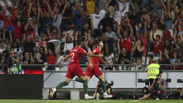 La joie d'Andre Silva (à droite) après son but contre l'Italie. [Armando Franca]