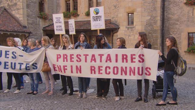 Des psychologues neuchâtelois ont manifesté le 5 septembre devant le Château pour réclamer le passage au système dit de prescription. [RTS - DR]