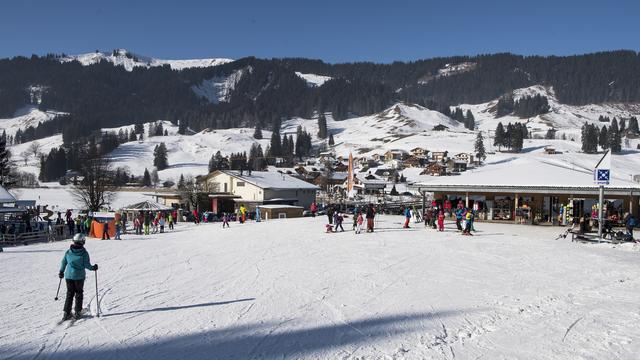 Le canton de Fribourg veut rendre viable le tourisme dans les Préalpes fribourgeoises (ici la station du Lac Noir). [Keystone - Jean-Christophe Bott]