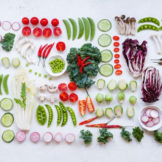 Des légumes découpés et agencés sur une table. [Fotolia - casanisa]