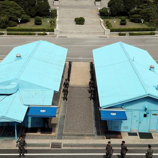 Soldats Sud-Coréens et Nord-Coréens à la veille du sommet entre les deux pays. [Korea Summit Press / Pool - EPA]