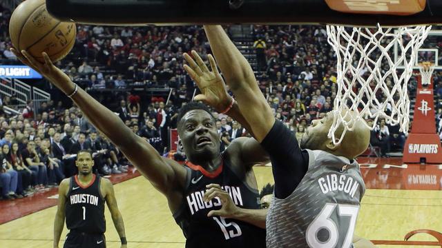 Clint Capela a apporté sa pierre à l'édifice du deuxième succès texan dans cette série. [Keystone - David J. Phillip]