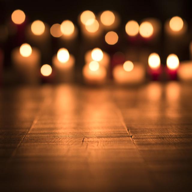 Vue de bougies allumées dans une église. [Fotolia - stokkete]