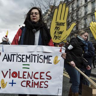 Manifestants après le meurtre d'une retraitée juive à Paris, 28.03.2018. [CrowdSpark/AFP - Samuel Boivin]