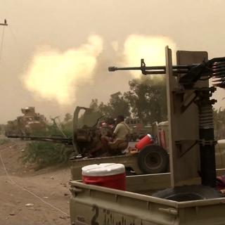 Capture d'une vidéo montrant un membre des forces progouvernementales tirant contre l'aéroport d'Hodeida. [AFP]