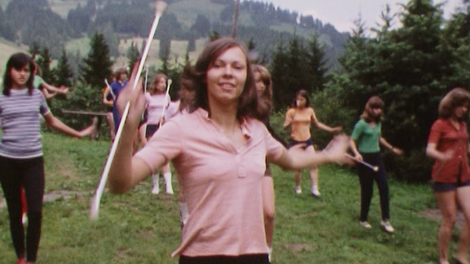 Groupe de majorettes fribourgeoises à l'entraînement, 1973. [RTS]