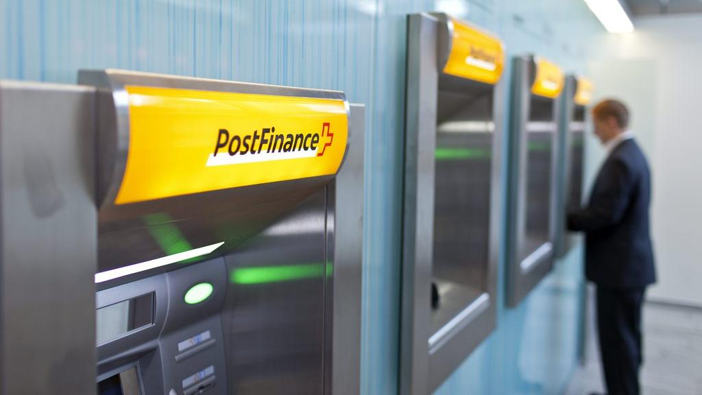 Aujourd'hui, PostFinance place l'argent déposé par ses clients. [Keystone - Gaëtan Bally]