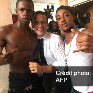Si la photo est bonne - Emmanuel Macron à Saint-Martin, la photo qui fâche le FN [AFP]