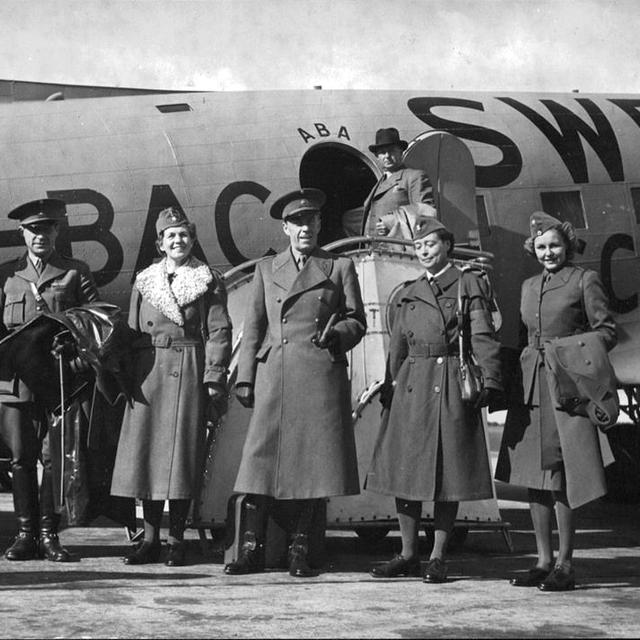 Le comte Folke Bernadotte (centre) au sein d'une délégation de la Croix Rouge suédoise. [Svenska Dagbladet via IMS Vintage Photos]