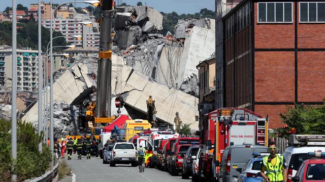 Les secours à l'oeuvre, le 15 août 2018, après l'effondrement du viaduc Morandi au-dessus de la ville de Gênes (I). [Reuters - Stefano Rellandini]