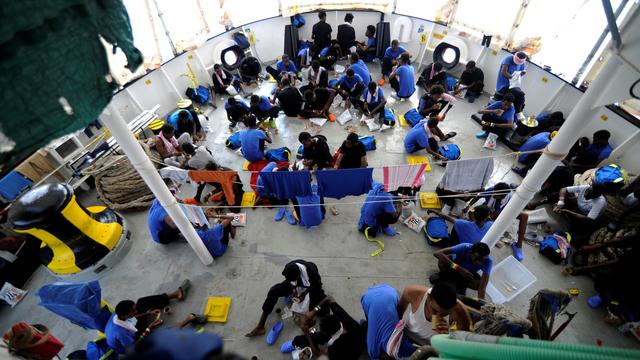 Des migrants sur le pont de l'Aquarius, mardi 14 août 2018. [Reuters - Guglielmo Mangiapane]