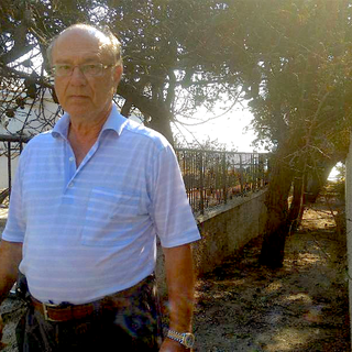 Antonis Kritikos, architecte retraité, doit reconstruire sa maison détruite. [RTS - Angélique Kourounis]