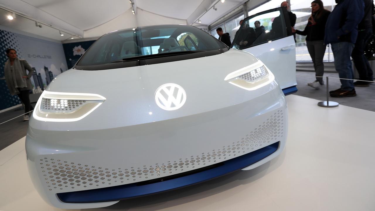 Un prototype de voiture électrique de Vokswagen exposé à Berlin en octobre. [EPA/Keystone - Felipe Trueba]