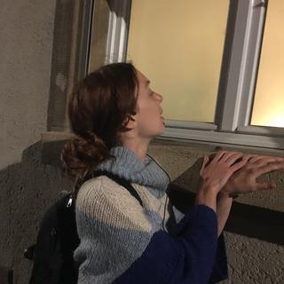 Laetitia Dosch devant la fenêtre de son ancien appartement. [RTS - Karine Vasarino]