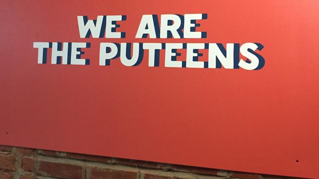 Une affiche accrochée au mur du collectif Set, qui mise sur le jeu de mots entre Poutine et "teens" ("adolescents" en anglais). [RTSinfo - Stephen Mossaz]