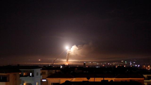 Des missiles photographiés près de Damas, en Syrie, dans la nuit de mercredi à jeudi. [reuters - Omar Sanadiki]