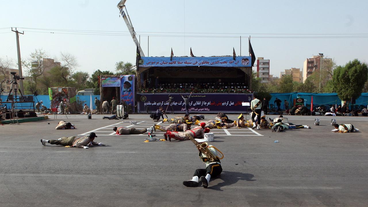 Les soldats iraniens se sont allongés sur le sol après l'attaque d'Ahvaz. [EPA/Keystone - Behrad Ghasemi]