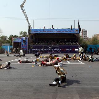 Les soldats iraniens se sont allongés sur le sol après l'attaque d'Ahvaz. [EPA/Keystone - Behrad Ghasemi]