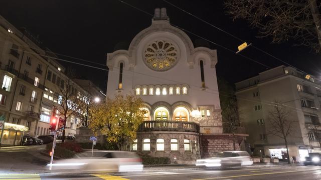 La synagogue de Lausanne illuminée pour commémorer la Nuit de cristal de 1938. [Keystone - Adrien Perritaz]