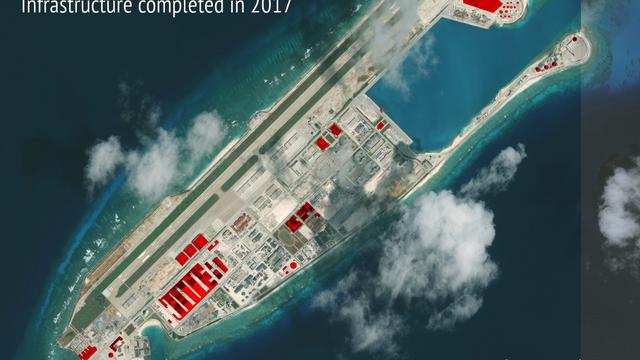 La Chine continue à construire des bases militaires sur des îles artificielles en mer de Chine. [DigitalGlobe/AP/Keystone - CSIS Asia Maritime Transparency Initiative]