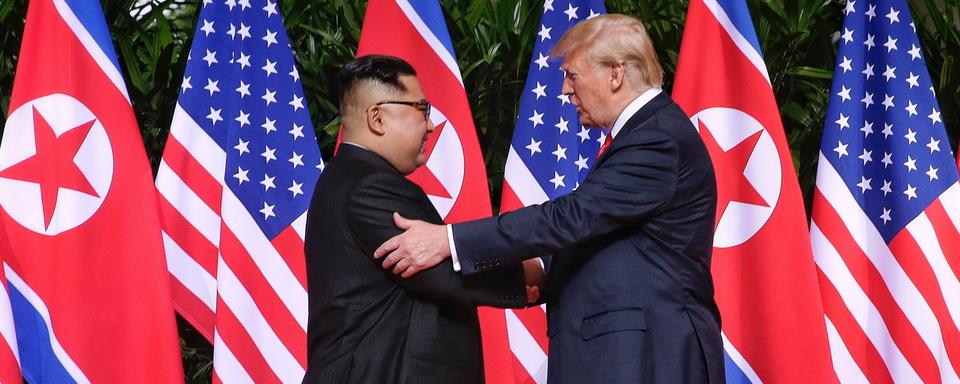 La poignée de main historique entre Donald Trump et Kim Jong-un. [EPA/Keystone - Kevin Lim/The Straits Times/SPH]