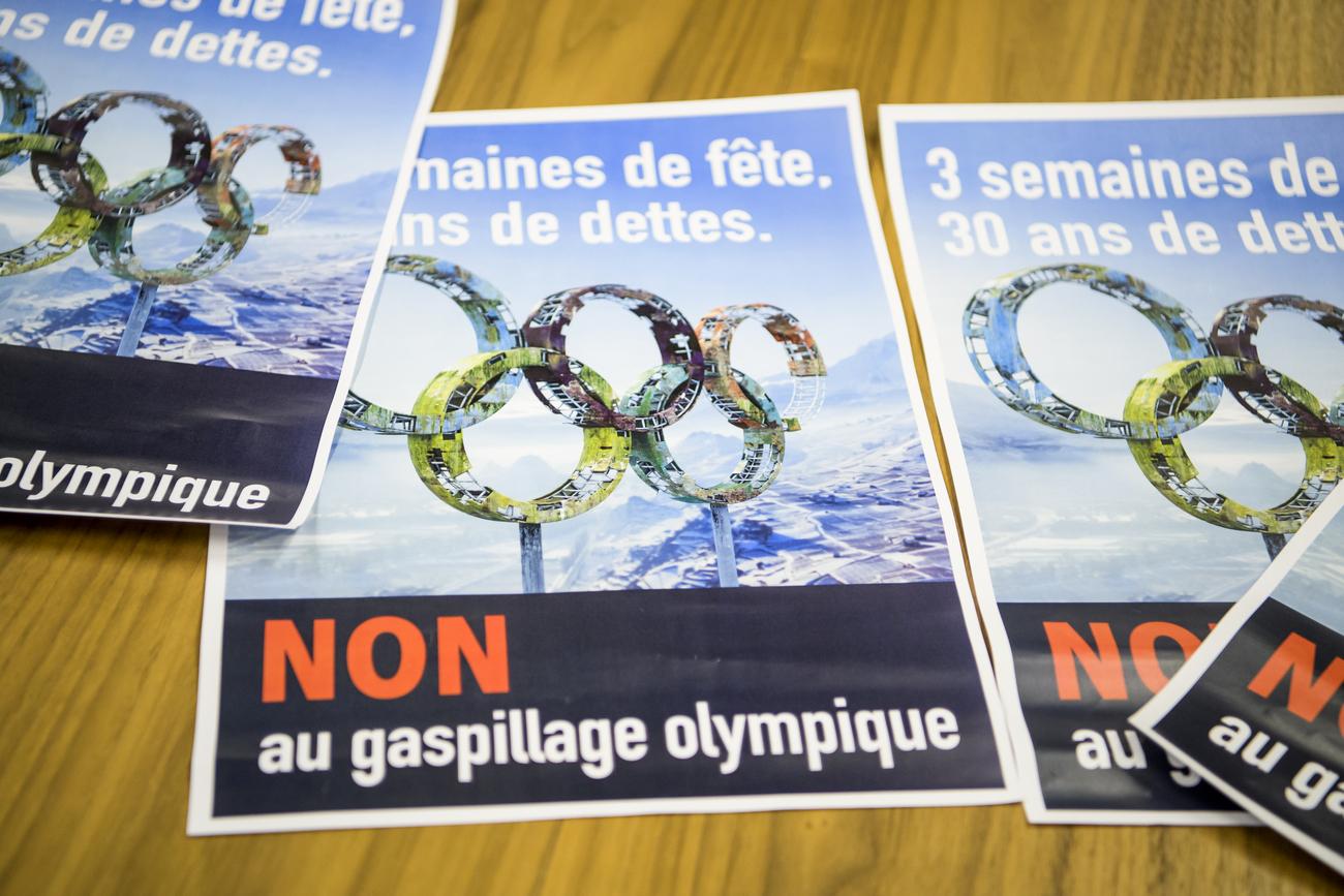 Les affiches des opposants au projet de candidature aux JO d'hiver Sion 2026. [Keystone - Jean-Christophe Bott]
