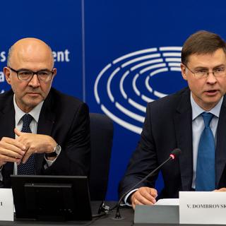 Pierre Moscovici, commissaire européen aux affaires économiques et monétaires, et Valdis Dombrovskis, vice-président de la Commission européenne. [EPA/Keystone - Patrick Seeger]