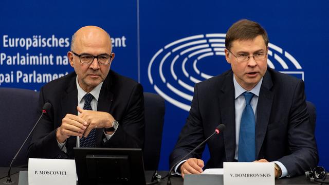 Pierre Moscovici, commissaire européen aux affaires économiques et monétaires, et Valdis Dombrovskis, vice-président de la Commission européenne. [EPA/Keystone - Patrick Seeger]