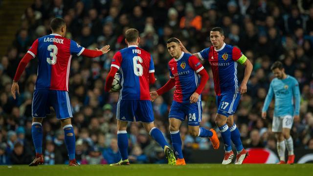 Elyounoussi (24) est félicité par ses coéquipiers après son but du 1-1. [Peter Powell]