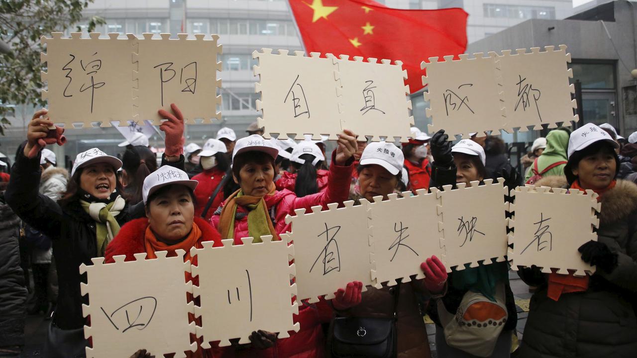 Des parents chinois manifestent pour protester contre la politique de l'enfant unique. [Reuters - Kim Kyung-Hoon]