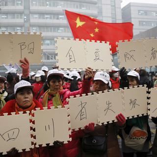 Des parents chinois manifestent pour protester contre la politique de l'enfant unique. [Reuters - Kim Kyung-Hoon]