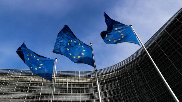 Des drapeaux européens flottant devant le siège de la Commission européenne à Bruxelles. [reuters - Yves Herman]