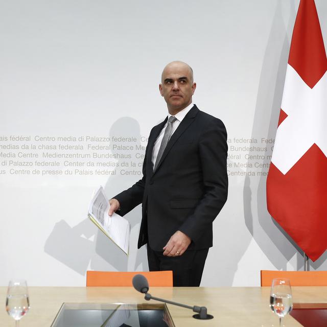 Le conseiller fédéral Alain Berset lors d'une conférence de presse, le 2 mars 2018 à Berne. [Keystone - Peter Klaunzer]