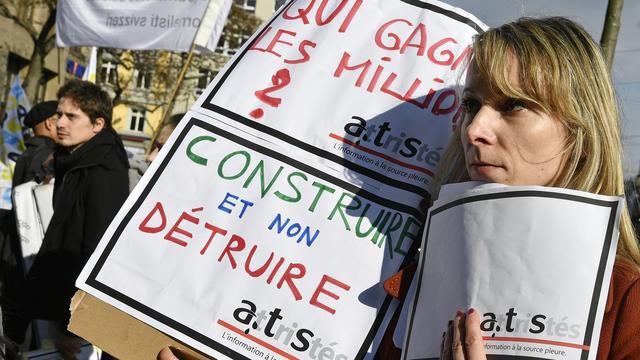 Des journalistes de l'ATS manifestent devant le siège de Tamedia à Zurich. [Keystone - Walter Bieri]