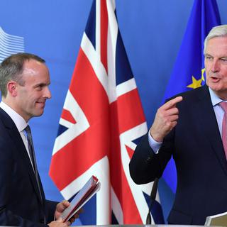 Le secrétaire d'Etat britannique Dominic Raab et le négociateur de l'UE Michel Barnier [AFP - John Thys]