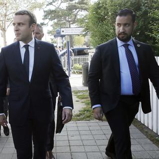 Alexandre Benalla, à droite, apparaît souvent aux côtés d'Emmanuel Macron sur des photographies, comme ici en juin 2017. [EPA/Keystone - Etienne Laurent]