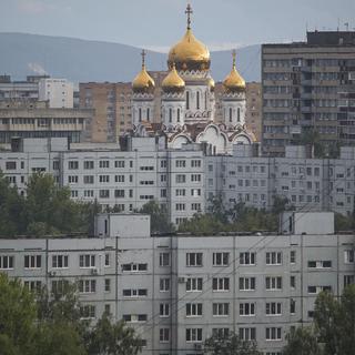 Une église orthodoxe au milieu d'immeubles dans la ville de Togliatti. [Mstyslav Chernov]