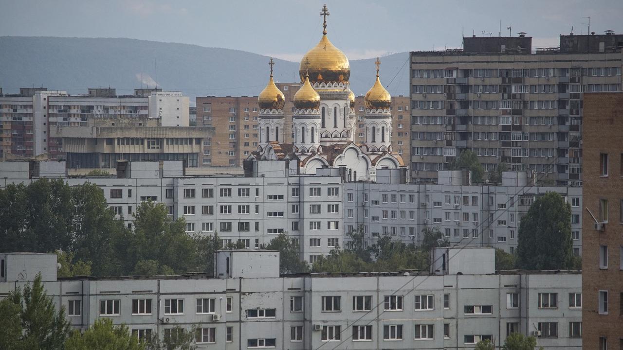 Une église orthodoxe au milieu d'immeubles dans la ville de Togliatti. [Mstyslav Chernov]