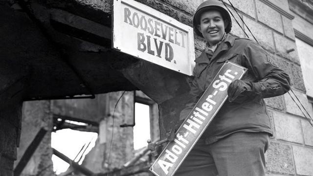 Soldat US remplaçant un nom de rue. [© DR]