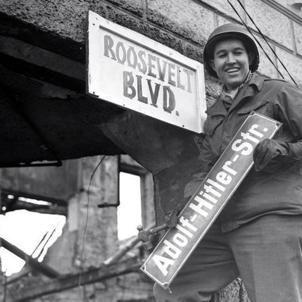 Soldat US remplaçant un nom de rue. [© DR]