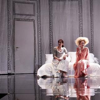 Elodie Bordas et Marie Druc dans "Le Mariage de Figaro" mis en scène par Joan Mompart. [Comédie de Genève - Marc Vanappelghem]