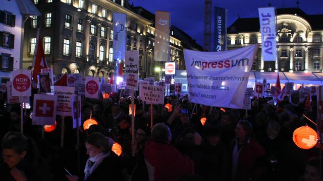 Des centaines de personnes se sont réunies à Berne mardi soir contre l'initiative No Billag. [RTS - Gaël Klein]