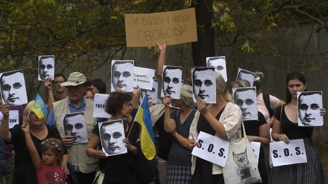 Des manifestants portent des effigies d'Oleg Sentsov devant l'ambassade de Russie à Prague en mai 2018. [AFP - Michal Cizek]