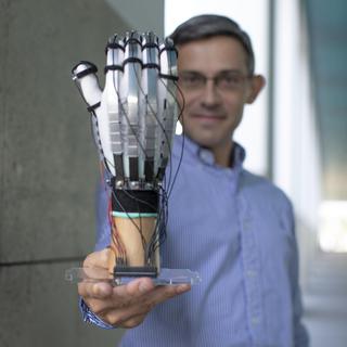 Herbert Shea et le gant qui permet de "toucher" les mondes virtuels.
Marc Delachaux
EPFL 2018 [EPFL 2018 - Marc Delachaux]