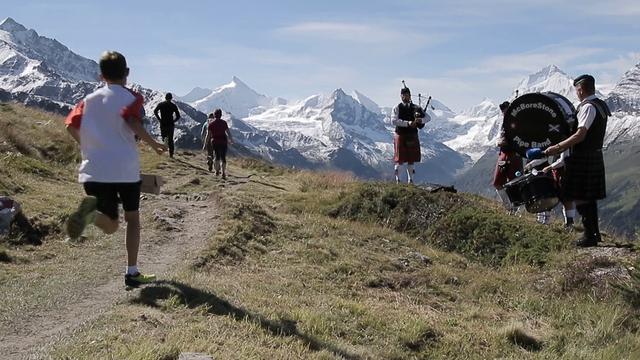 La course Sierre-Zinal dans un décor somptueux. [RTS]