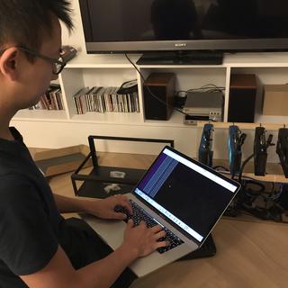 Bao Tran et son ordinateur "mineur". [RTS - Romain Bardet]