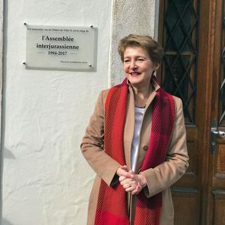 Simonetta Sommaruga devant la plaque inaugurée à Moutier le 27.03.2018. [RTS - Alain Arnaud]